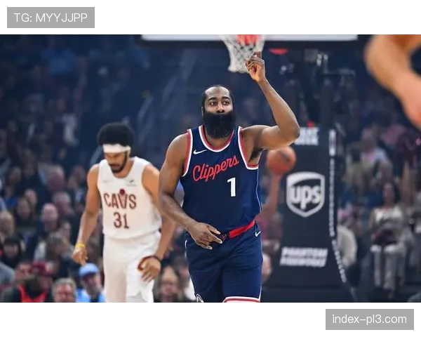 骑士哈登加盟后战术空间显著改善挡拆配合更具威胁